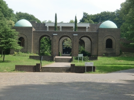 Groesbeek NL : Ortschaft Heilig-Landstichting, Profetenlaan, das Freilichtmuseum "Museumpark Orientalis" zeigt in nachgebildetener Form Gebäude aus dem Nahen Osten. Sie geben einen Einblick in die Welt des Christen-, Judentums und des Islams. Auf dem Bild ist das Haupt- bzw. Eingangsgebäude zu sehen.